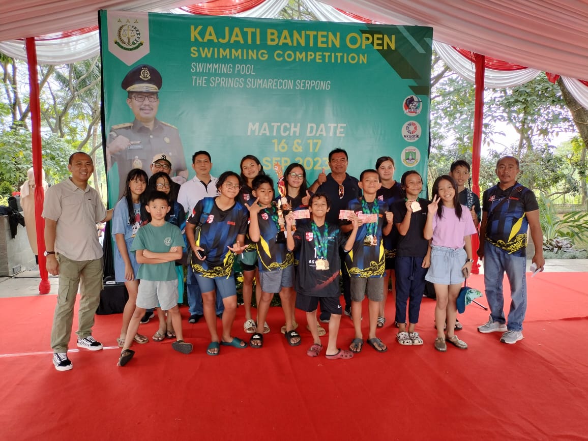 Asintel Kejati Banten Serahkan Piala Kejuaraan Renang 3