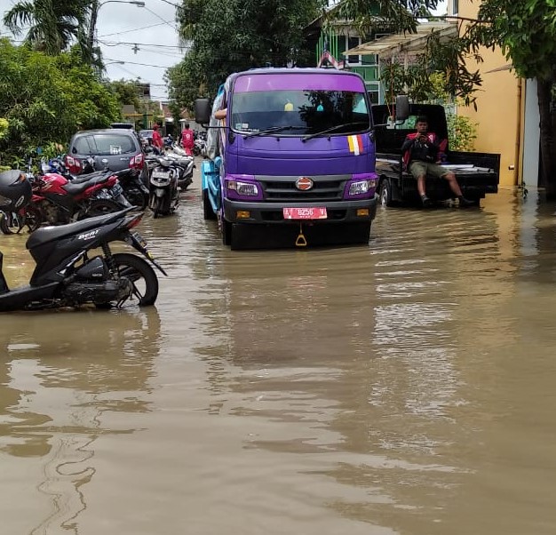 Bantu Korban Banjir Dinas Perkrim Salurkan Air Bersih Kepada Warga 2