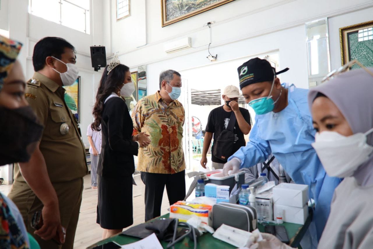 Benyamin Tinjau Vaksinasi Lansia di Kampung Dhuha Ar Raudhah 2