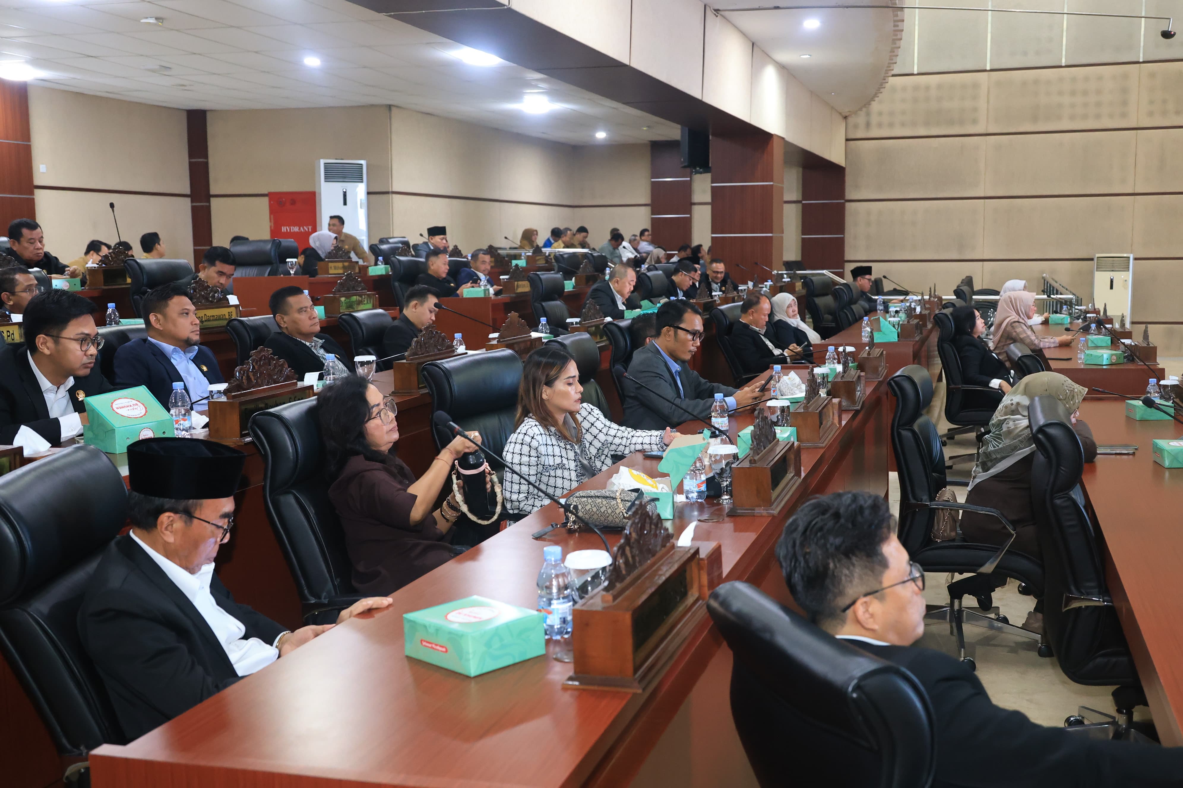 DPRD Tangsel Serahkan Raperda Fasilitasi Penyelenggaraan Pesantren ke Wali Kota 2