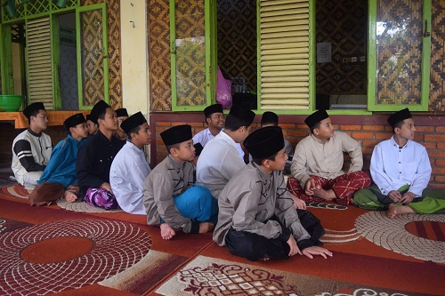 Mahasiswa UNPAM Sambangi Yayasan AL Kamilah Beri Penyeluhunan Tentang Bank Sampah 2