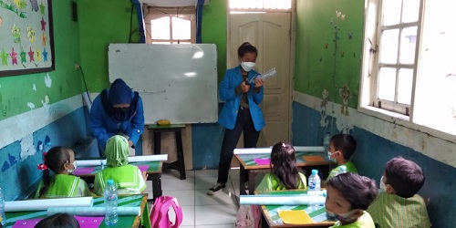 Melatih Kreatiﬁtas Anak Paud dengan Membuat Celengan 1