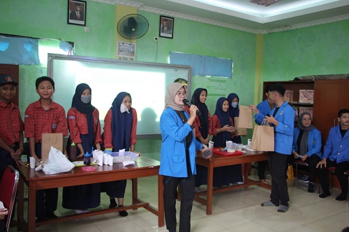 Pelatihan Membuat Pisang Umpet Sebagai Keterampilan Tambahan Para Siswa 2