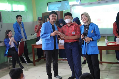 Pelatihan Membuat Pisang Umpet Sebagai Keterampilan Tambahan Para Siswa 3