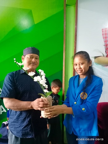 Peluang Kewirausahaan dan Peningkatan Kreativitas dengan Membuat Bunga dari Sampah Plastik 3