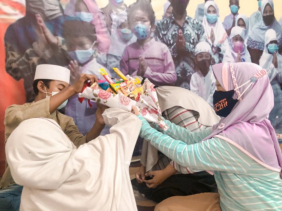 Pembuatan Bucket Snack sebagai Hadiah Kreatif dan Bernilai 3