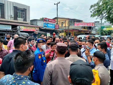 Ratusan Massa Geruduk Kantor Kejaksaan Negeri TBA Minta Kajari Mundur 2