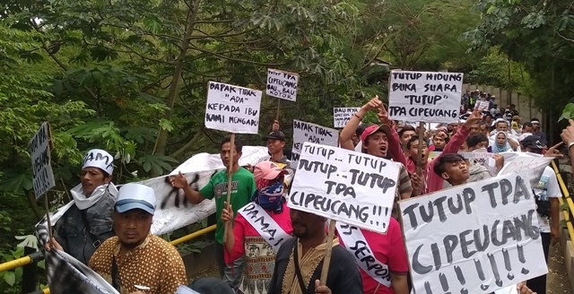 Ratusan Warga Serpong Unjuk Rasa Minta TPA Cipeucang Ditutup 1