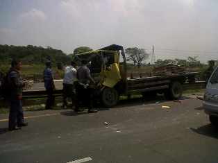 Kecelakaan depan tol pabrik KMK. TKP kedatangan megawati