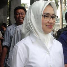 airin-jenguk-suami-di-kpk