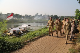 100913 2Satgas Situgintung dan Wali meninjau situ gintung dt