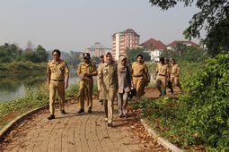 100913 3Satgas Situgintung dan Wali meninjau situ gintung dt