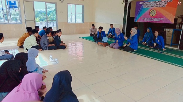 Sosialisasi Penggunaan Produk Lokal Upaya Penguatan Ekonomi di Era Digitalisasi