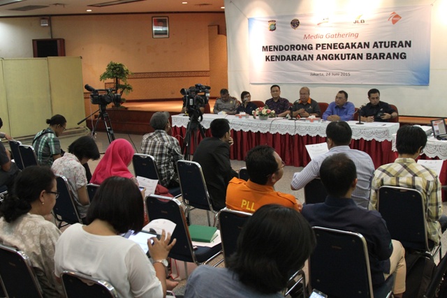 Suasana Media Gathering dalam rangka penegakan peraturan kendaraan angkutan barang 