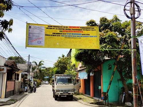 Tolak Pemecatan Ketua RT dan RW Sepihak Warga Telaga Bestari Pasang Spanduk 2