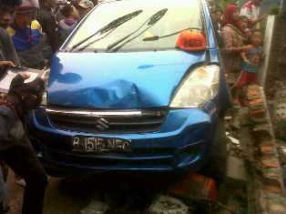 mobil Suzuki Karimun Estilo rusak parah setelah di amuk massa 1