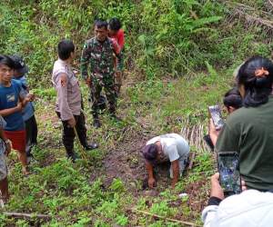 Warga menunjukkan lokasi bayi baru dilahirkan ditanam tersangka AJ.
