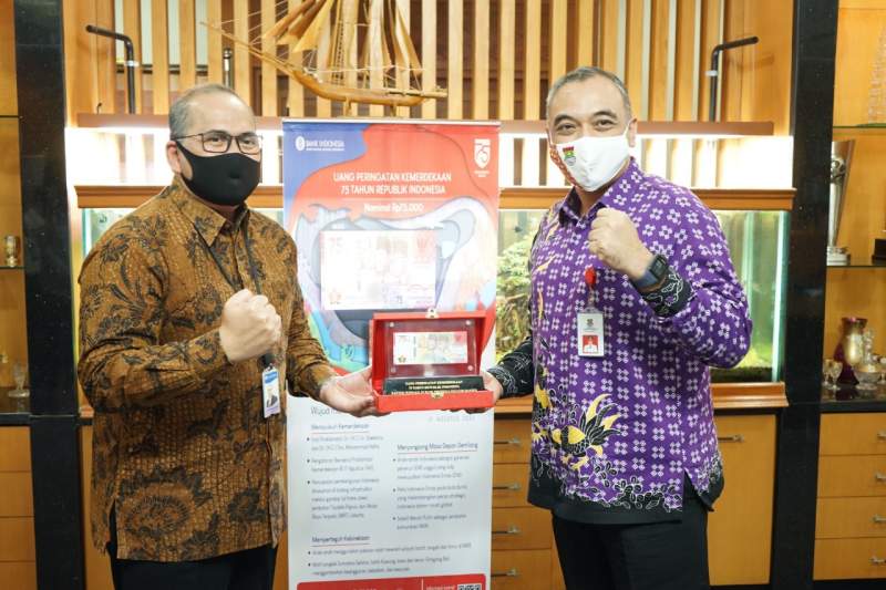 Kepala BI Banten Serahkan Uang Cetakan Pecahan Rp 75 Ribu Kepada Bupati Tangerang