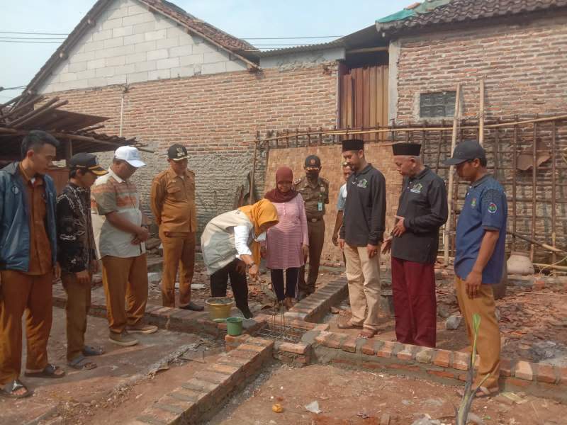 Camat Sukamulya Hadiri Peletakan Batu Pertama Pembangunan Bedah Rumah