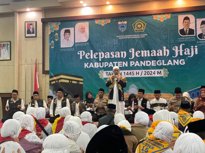 Tamu Allah Diberangkatkan ke Tanah Suci Makkah Dilepas Abuya Murtadho