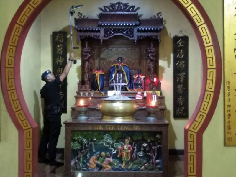Jelang Imlek Brimob Polda Banten Sterilisasi Tempat Ibadah