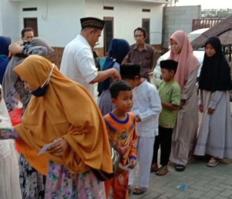 Anggota DPRD Rijki Gilang Sumantri Santuni 100 Yatim