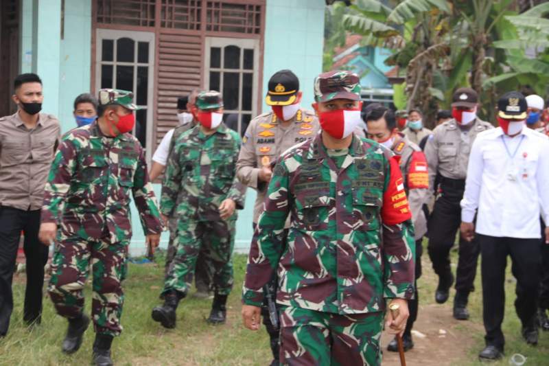 Mad Romli Hadiri Penyerahan Bansos Dari Alumni Akabri 89 Kepada Warga