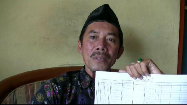Ketua PKBM SILIWANGI  Anwar, ketika menunjukan data peserta UN paket B kepada wartawan, Rabu (6/5).