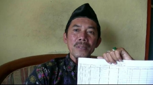 Ketua PKBM SILIWANGI  Anwar, ketika menunjukan data peserta UN paket B kepada wartawan, Rabu (6/5).