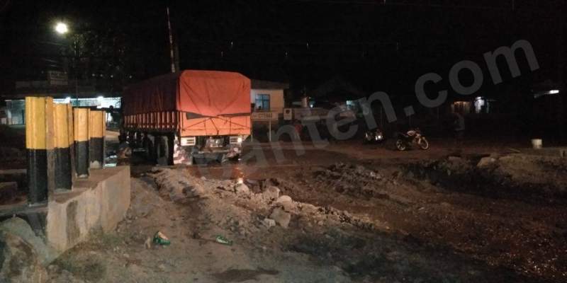 Tronton Pengangkut Pasir Mogok Ditengah Perlintasan KA