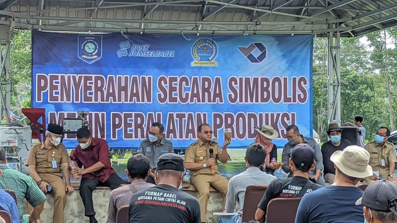 Gubernur Babel Menyerahkan Bantuan Peralatan Mesin Produksi untuk UMKM
