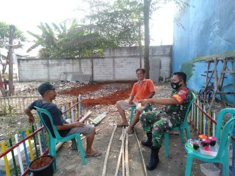 Babinsa Koramil 10/Sepatan Lakukan Serbuan Teritorial di Wilayah Binaan