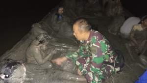 TNI AL amankan PMI kondisi berlumpur setelah berusaha kabur ke laut Batubara.(istimewa).