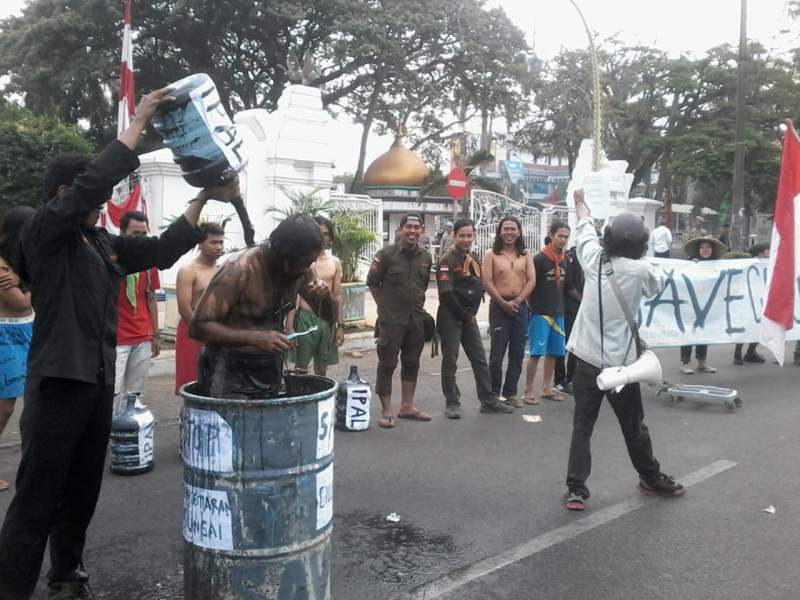 Didalam Pegawai Pemkab Serang Upacara, Diluar Mapala Sebanten Aksi Mandi Limbah Sungai Ciujung