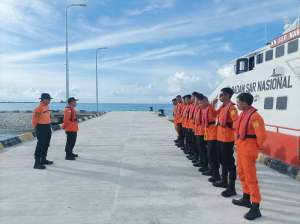 Basarnas Nias melakukan pencarian  pemandu wisata hilang di laut. (istimewa).