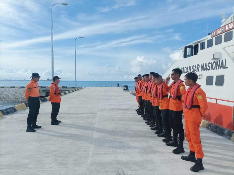 Basarnas Nias melakukan pencarian  pemandu wisata hilang di laut. (istimewa).