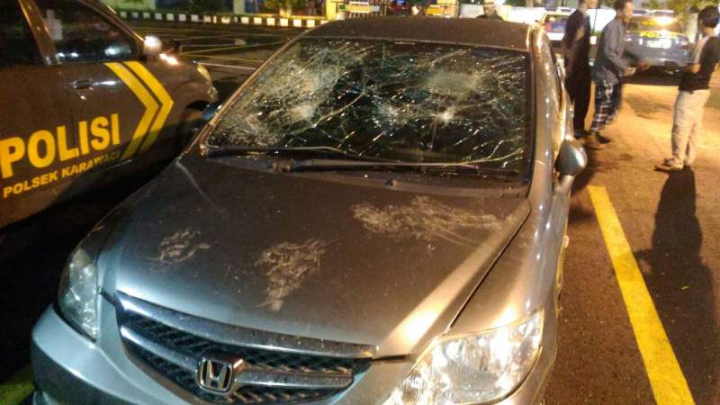 Mobil Honda City yang diamuk warga.