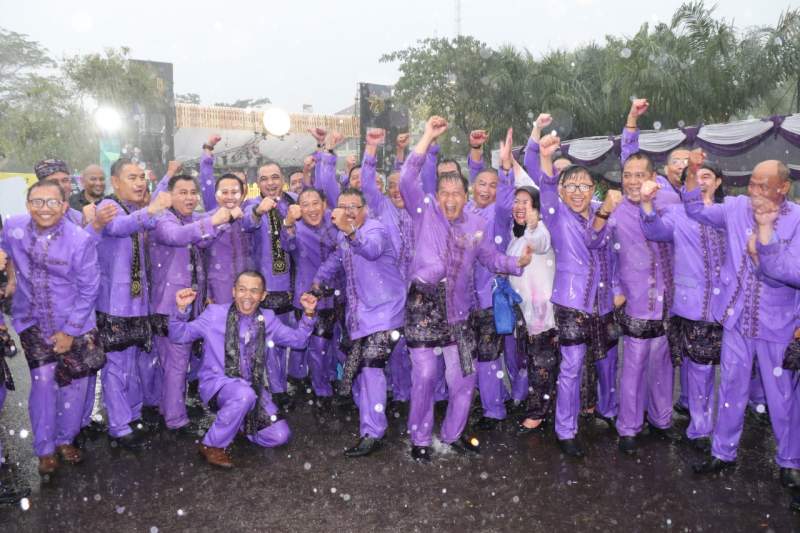 Diguyur Hujan Lebat , Karnaval HUT Ke 76 Kabupaten Tangerang Tetap Meriah