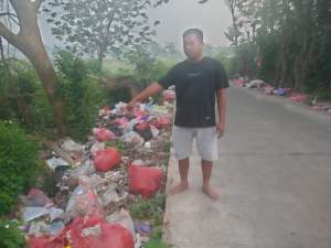 Sampah di desa Bunar Kembali Menggunung