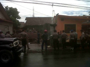 Polres Serang menyiagakan pengamanan Eksekusi Bengkel Mobil Muktar di Jalan KH Sochari