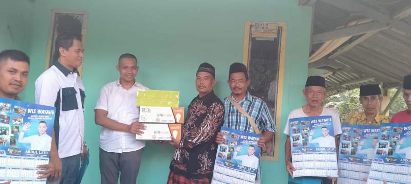 Abdul Latif Sumbang Pembangunan Masjid di Kampung Cihujan