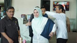 Bupati Irna Narulita (tengah) menerima piagam penghargaan dari&nbsp;PWI&nbsp;Pandeglang.