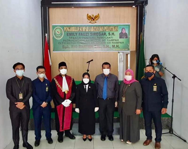 Ketua PN Sei Rampah, Rio Barten Pasaribu TH, SH, MH foto bersama dengan Panitera Pengganti, Emily dan para hakim PN Sei Rampah.