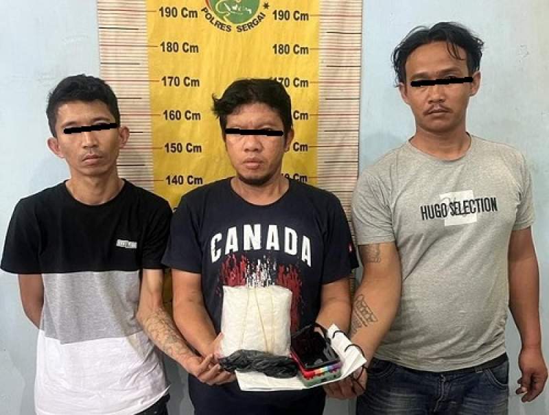 Tersangka dan sabu 1 kilogram diamankan Polres Serdang Bedagai.(istimewa)