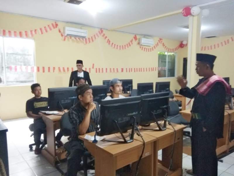 Sambut HUT RI, Pelayanan Satlantas Polresta Tangerang&nbsp;Layani Warga di HUT RI, Polisi di Tangerang Kenakan Kostum Pejuang