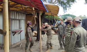 Satpol PP Bongkar Warem di JLS Cilegon