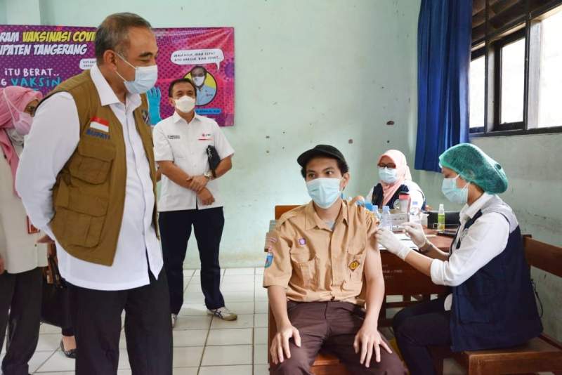 Bupati  Tangerang Tinjau  Vaksinasi  Pelajar&nbsp;di SMA 3 Curug