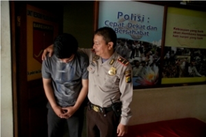 Pamulang- Dua bulan kabur, akhirnya "JS" berhasil dibekuk, Selasa (3/12)Dt