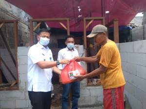 Rumah Reot Warga Sukadamai Ambruk, Camat dan Kades Berikan Bantuan