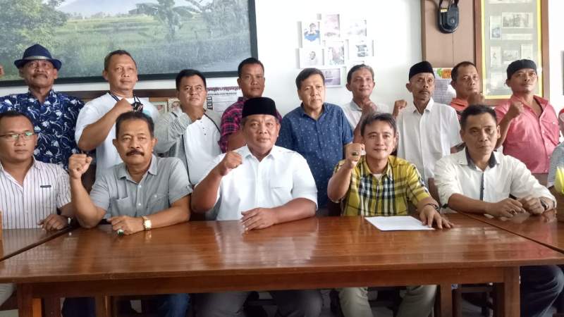 Sahruji dan Sam'un foto bersama dengan loyalisnya di Golkar usai menggelar konfrensi pers di salah satu rumah malam di Kota Cilegon, Selasa (18/8/2020).